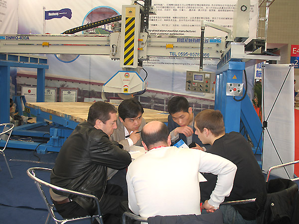 展會現場工作人員講解設備 圖片展示